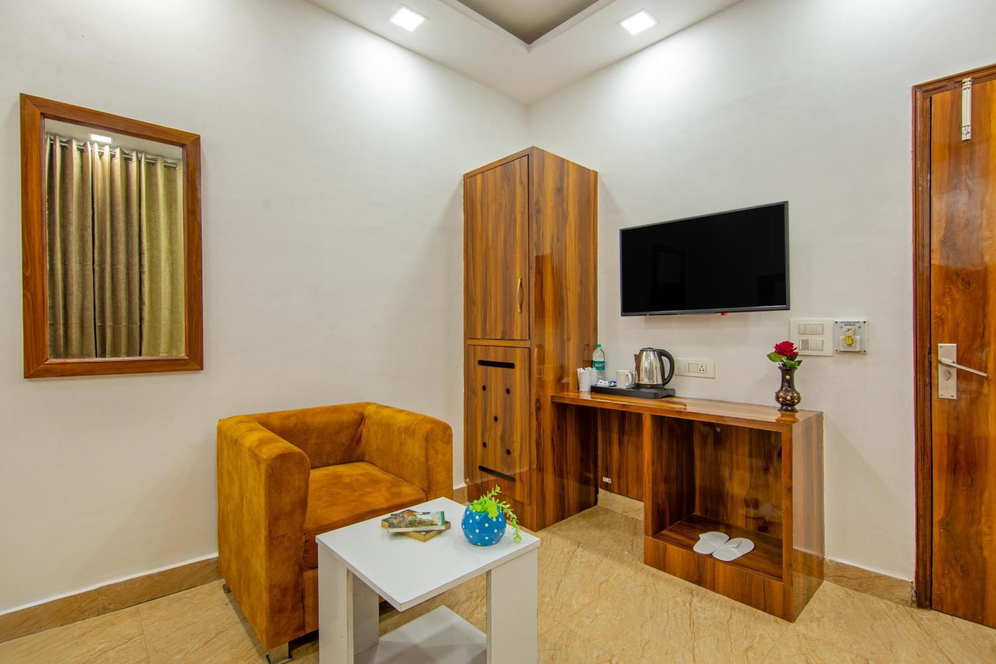 Rahul Palace By Golden Tree Near Metro Station And Ajmal Khan Market Nové Dillí Exteriér fotografie
